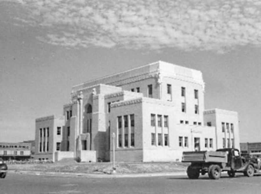 Cottle County Courthouse in 1930s