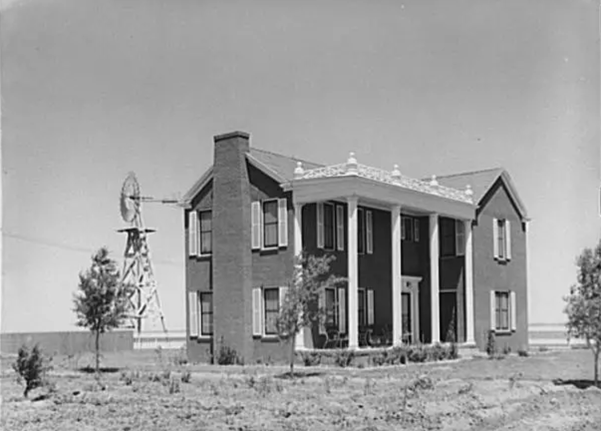 Large Farm House Near Ralls