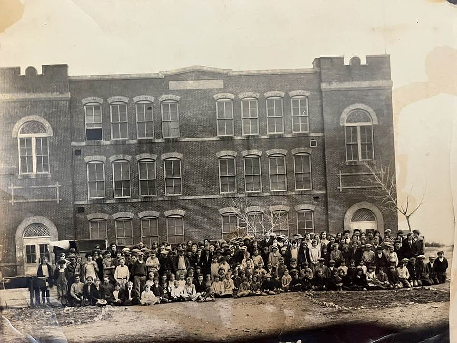 Roaring Springs School in 1927
