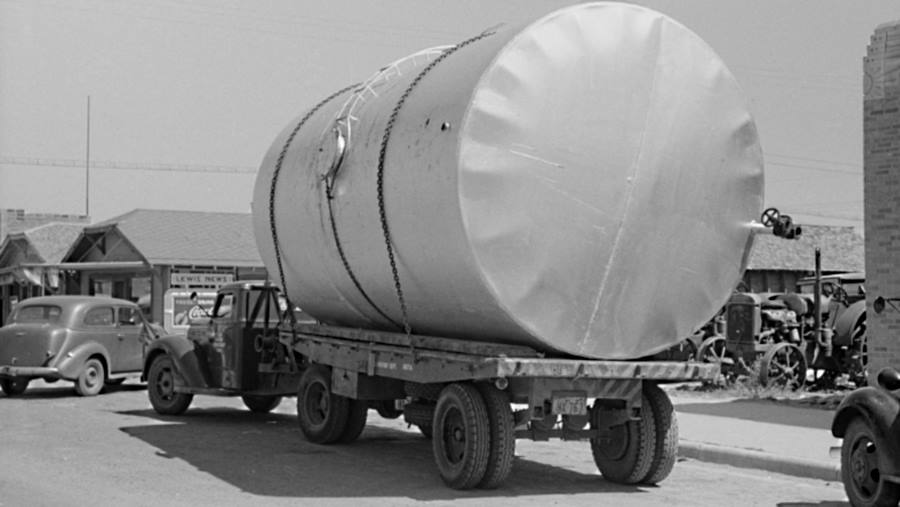 Tank on Truck Dumas in 1939